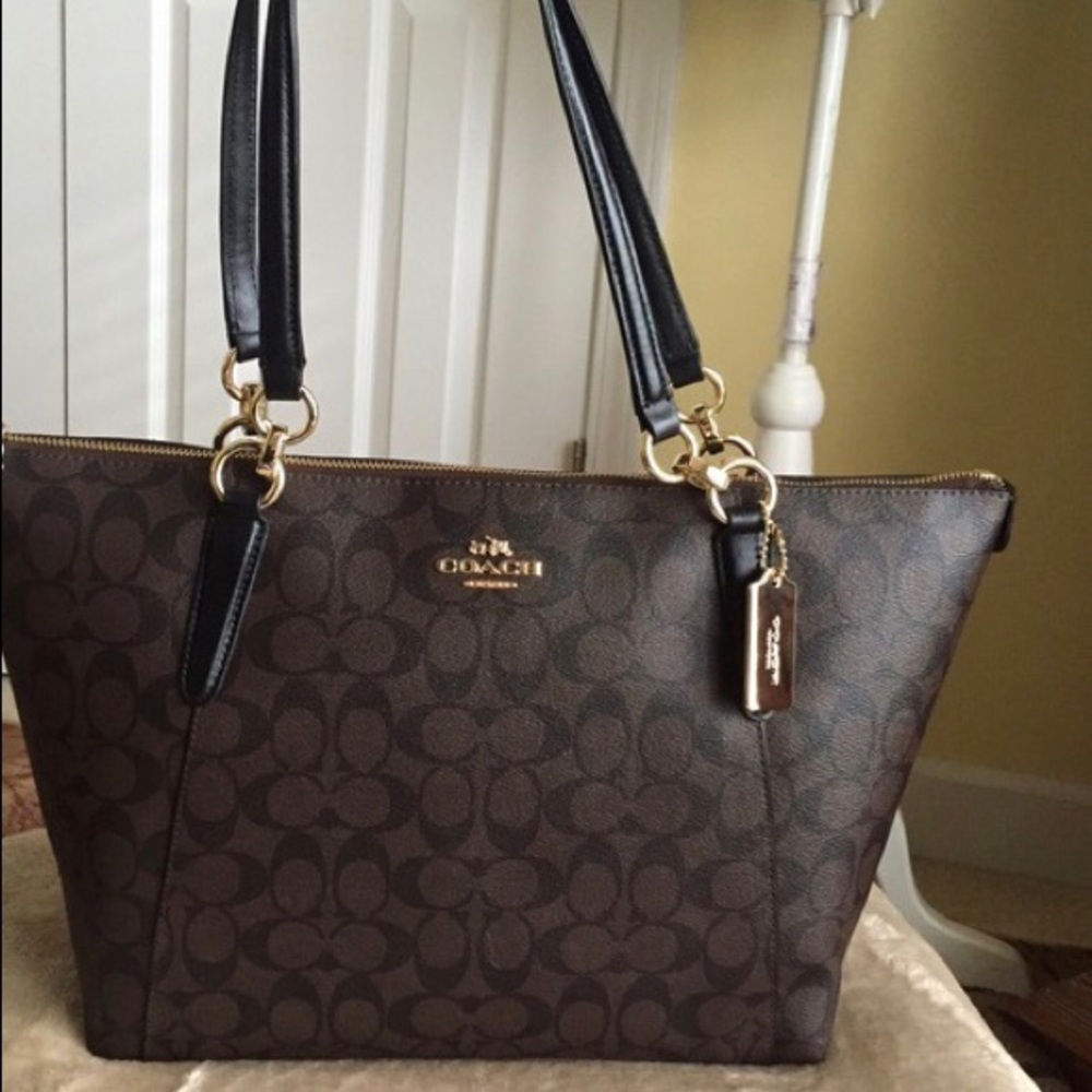 Signature Coach tote purse